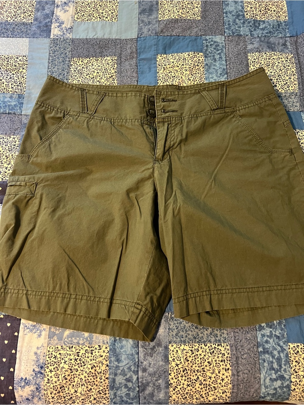 Columbia Olive Green Women's Outdoor Cargo Shorts